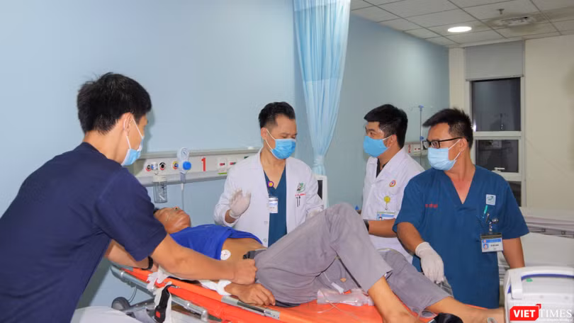 Bệnh nhân được đưa về điều trị tại BV Quân y 175. Ảnh: BVCC