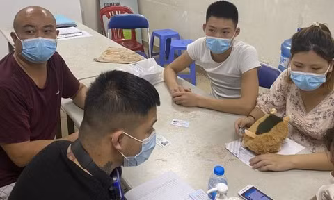 Một nhóm người Trung Quốc nhập cảnh trái phép vào Việt Nam. Ảnh: Công an TP.HCM