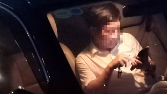 Hình ảnh chụp cho thấy ông Nguyễn Văn Điều trong xe sau khi gây tai nạn tối 8/5 - Ảnh: Tuổi Trẻ