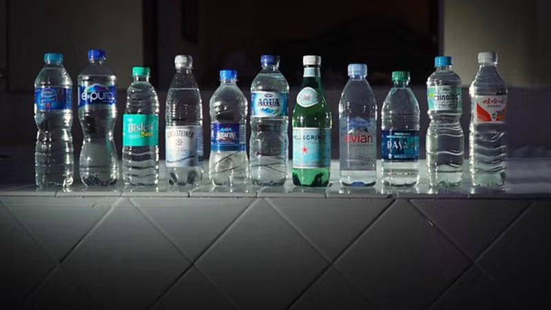 Hạt vi nhựa tồn tại nhiều nhất ở nước đựng trong chai nhựa tái chế, thậm chí cả chai thủy tinh. Ảnh: Internet