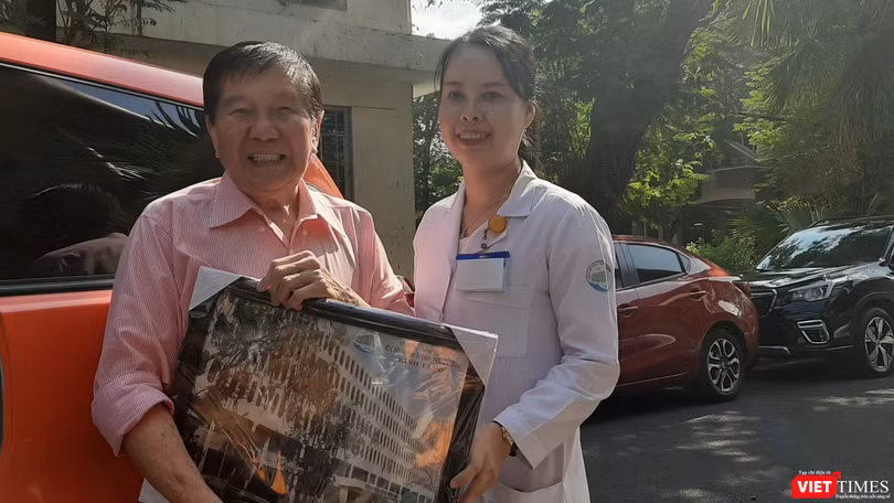 Nam Việt kiều Mỹ hân hoan trong ngày xuất viện. Ảnh: Nguyễn Trăm