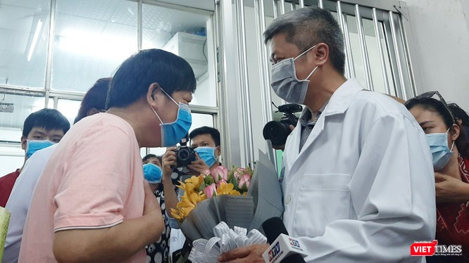 Ông Li Ding chia sẻ lòng biết ơn đến bác sĩ BV Chợ Rẫy cũng như đất nước Việt Nam tại buổi xuất viện, 12/2. Ảnh: Nguyễn Trăm