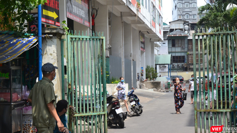 Người dân bên trong khuôn viên chung cư Hòa Bình, sáng 14/3. Ảnh: Nguyễn Trăm