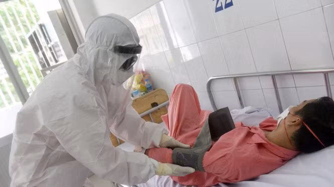 Bác sĩ chăm sóc bệnh nhân COVID-19. Ảnh: Nguyễn Gia