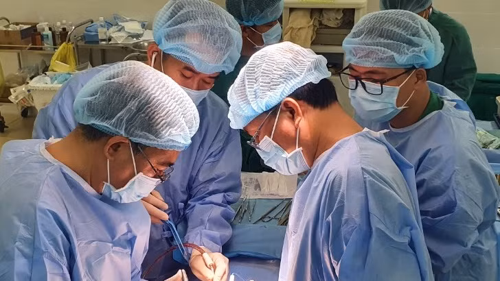 Bác sĩ Bệnh viện Quân y 175 nỗ lực cứu sống nữ bệnh nhi 15 tuổi lái xe máy ngã từ cầu vượt cao 10m. Ảnh: BVCC