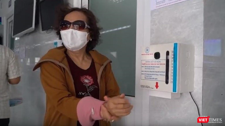 BV Thống Nhất trang bị máy rửa tay ở nhiều khu vực giúp người bệnh tiện lợi rửa tay sát khuẩn,chống dịch COVID-19. Ảnh: BV Thống Nhất TP.HCM