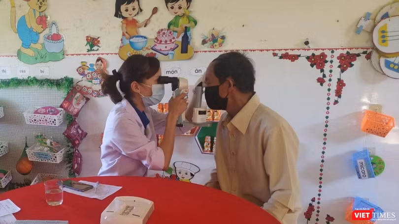 Bác sĩ trẻ khám bệnh cho người dân.