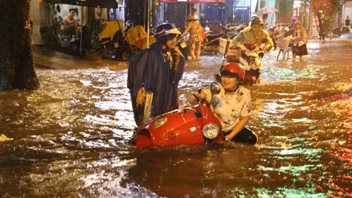 Cài ứng dụng New Thời Tiết, người dân không còn sợ nắng mưa. Ảnh: NLĐ