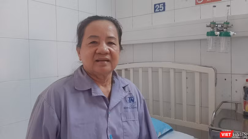 Cụ bà 71 tuổi bị tai biến mạch máu não được cứu sống trong gang tất và đi đứng bình thường. Ảnh: Nguyễn Trăm