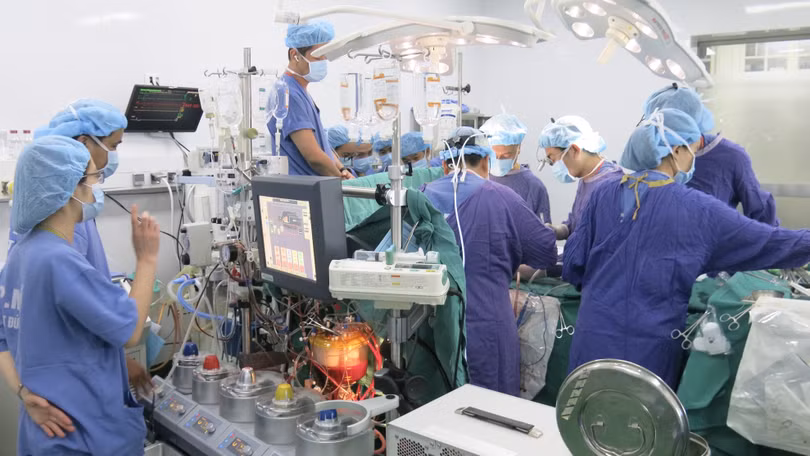 Ê kíp phẫu thuật do PGS.TS Nguyễn Hữu Ước – Giám đốc Trung tâm Tim mạch và lồng ngực (BV Hữu nghị Việt Đức) làm trưởng kíp đang phẫu thuật ghép tim cho bệnh nhân. Ảnh: BVCC