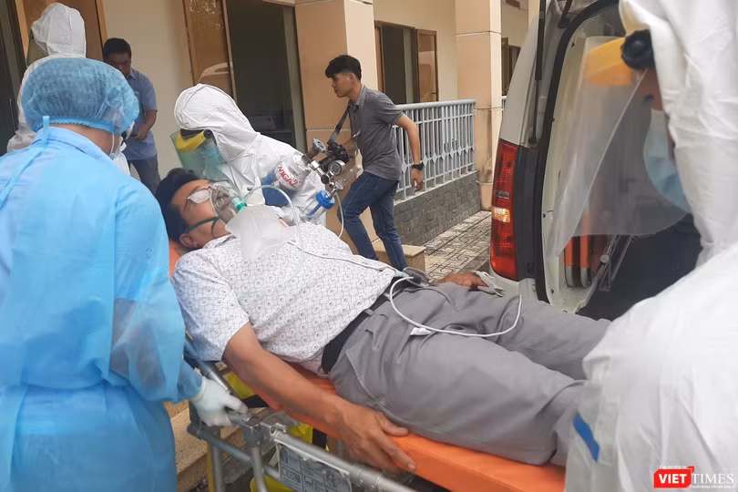 Diễn tập tiếp nhận, cấp cứu bệnh nhân suy hô hấp nặng do nhiễm COVID-19. Ảnh: Nguyễn Trăm