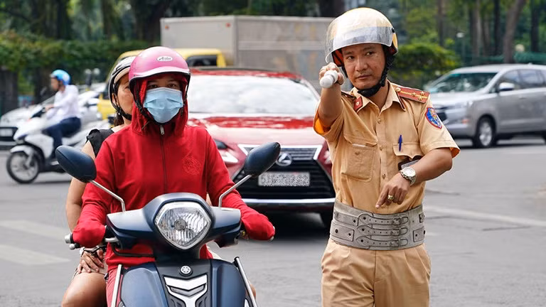 Nộp phạt vi phạm giao thông oline từ ngày 1/7. Ảnh: Thanh Niên