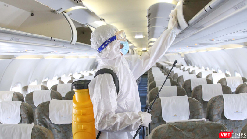 Khử trùng máy bay tại sân bay Tân Sơn Nhất. Ảnh: H.B