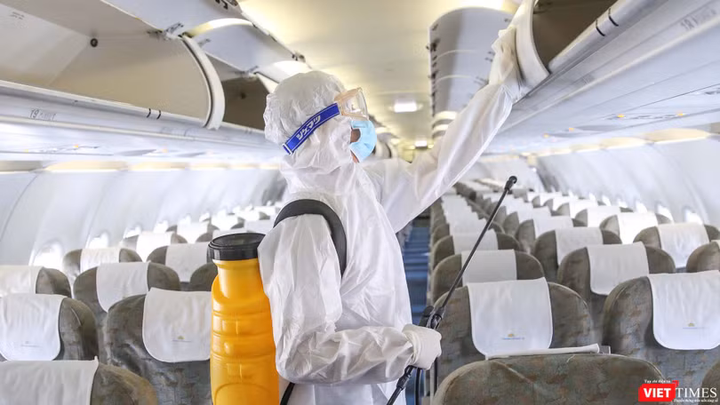 Khử trùng máy bay phòng chống nguy cơ lây nhiễm dịch bệnh COVID-19 tại Tân Sơn Nhất (Ảnh Hoàng Triều) 