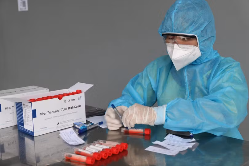 Lấy mẫu xét nghiệm COVID-19. Ảnh: HCDC