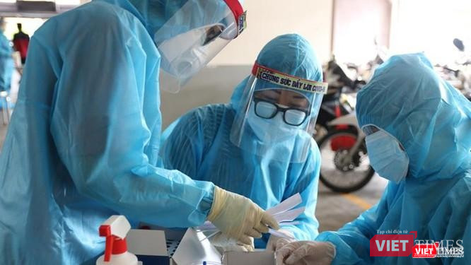 Các nhân viên y tế đang lấy mẫu xét nghiệm trong vùng phong tỏa