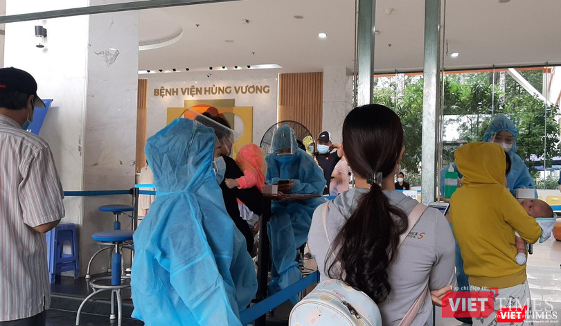 Kiểm soát y tế tại bệnh viện Hùng Vương -TP.HCM. Ảnh: Nguyễn Trăm