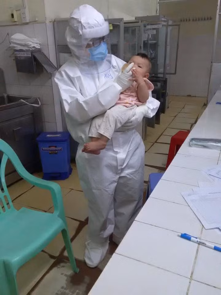 Hình ảnh bác sĩ Thanh Thúy cho em bé nhiễm COVID-19 bú lan tỏa trên mạng xã hội. Ảnh: NVCC