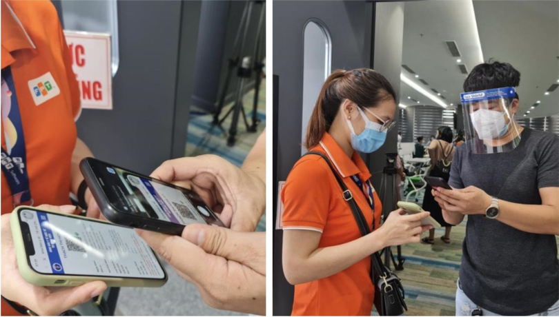 Nhân viên y tế của điểm tiêm kiểm tra kết quả khai báo y tế, xác nhận người khai báo đã đến điểm tiêm chủng vaccine. Ảnh: SYT TP.HCM