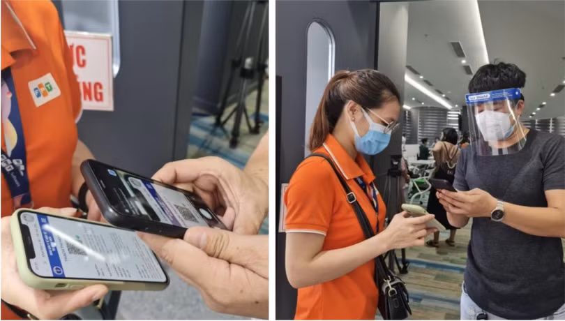 Nhân viên y tế của điểm tiêm kiểm tra kết quả khai báo y tế, xác nhận người khai báo đã đến điểm tiêm chủng vaccine. Ảnh: SYT TP.HCM