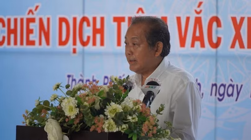 Phó thủ tướng Trương Hòa Bình tại buổi lễ khởi động chiến dịch tiêm chủng vaccine phòng COVID-19 tại TP.HCM. Ảnh: HCDC