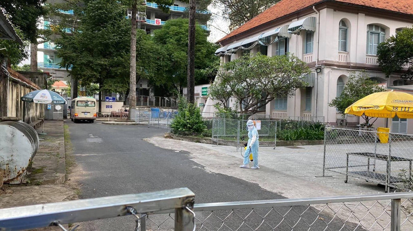 Xịt khử khuẩn đảm bảo an toàn cho Đơn vị Điều trị COVID-19 cho trẻ em. Ảnh: BVNĐ2