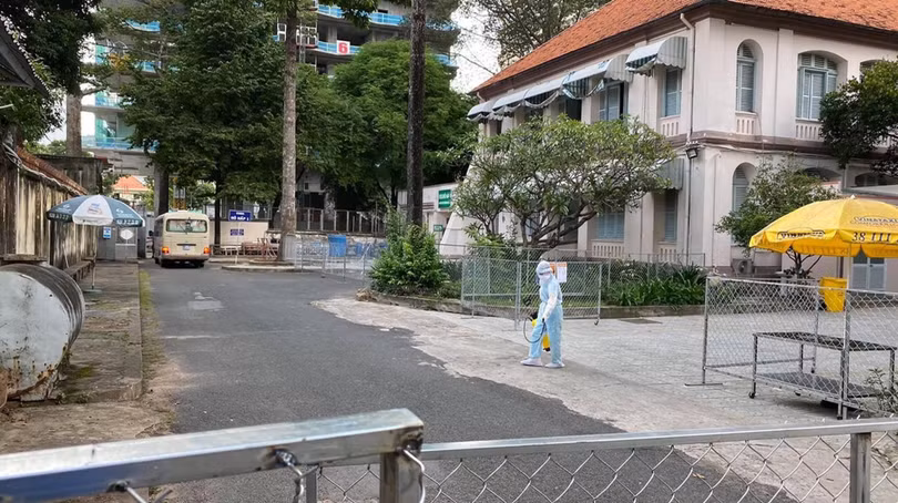 Xịt khử khuẩn đảm bảo an toàn cho Đơn vị Điều trị COVID-19 cho trẻ em. Ảnh: BVNĐ2