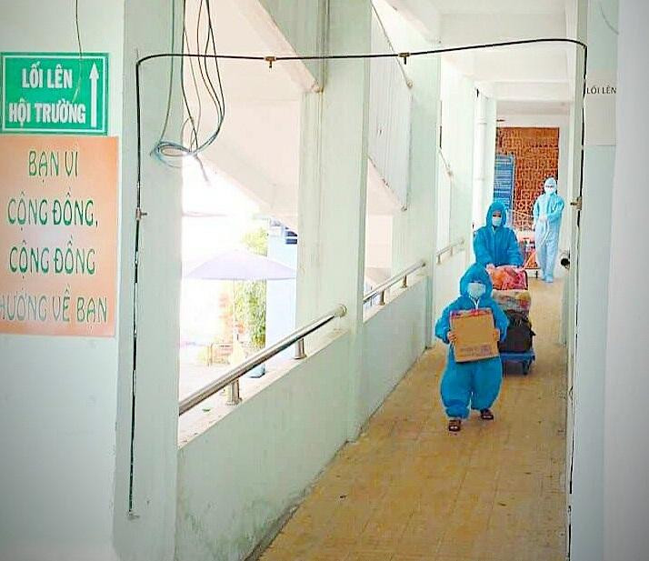 Bé trai 5 tuổi cùng mẹ lên đường chuyển BV Nhi Đồng Thành Phố điều trị COVID-19 sau khi cả hai mẹ con có kết quả dương tính. Ảnh: Trung tâm Y tế quận Gò Vấp