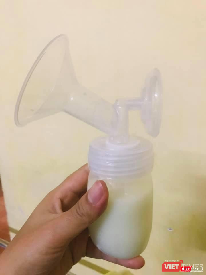 Bác sĩ Thúy vắt sữa sau những ca trực để dành cho em bé mắc bệnh. Ảnh: NVCC