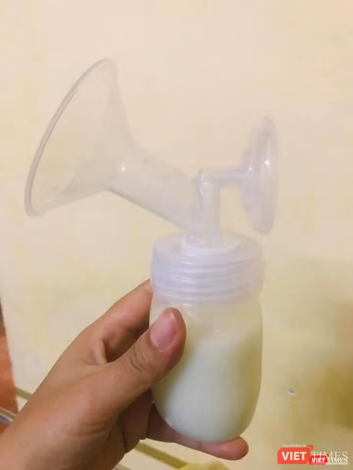 Bác sĩ Thúy vắt sữa sau những ca trực để dành cho em bé mắc bệnh. Ảnh: NVCC