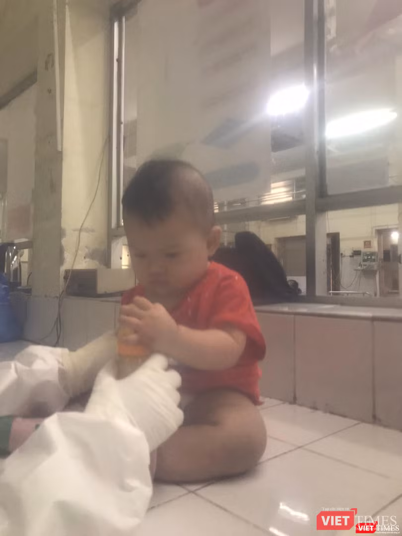 Em bé 7 tháng tuổi nhiễm COVID-19 được các bác sĩ . Ảnh: NVCC