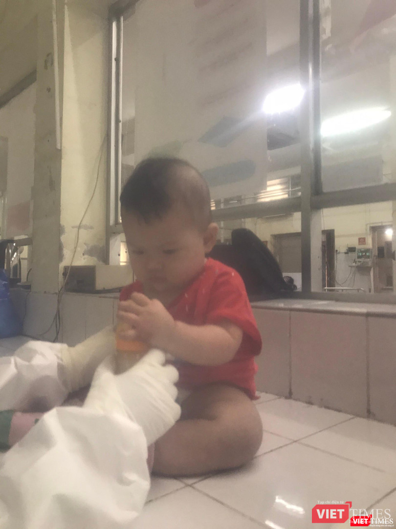 Em bé 7 tháng tuổi nhiễm COVID-19 được các bác sĩ . Ảnh: NVCC