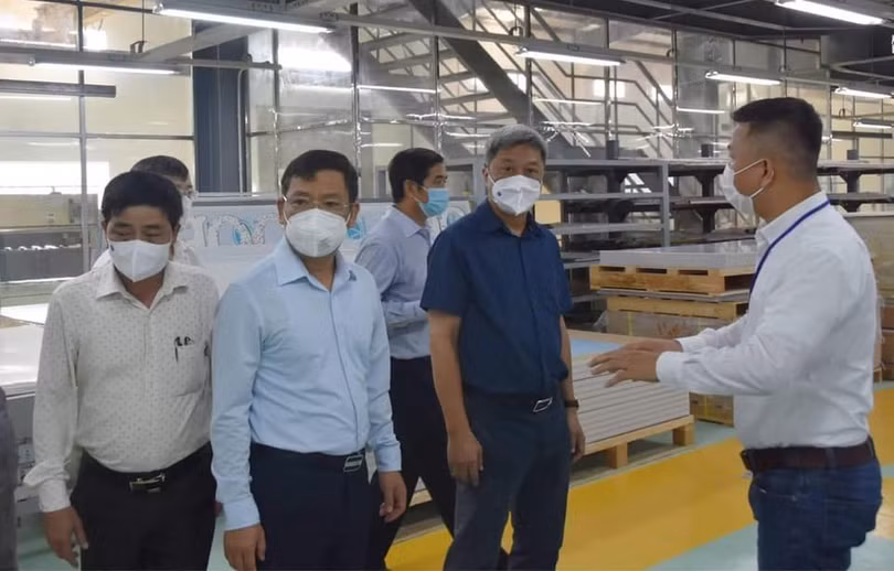 Thứ trưởng Nguyễn Trường Sơn kiểm tra công tác phòng, chống dịch tại các công ty Daikan và Fujitsu. Ảnh: Khôi Nguyễn