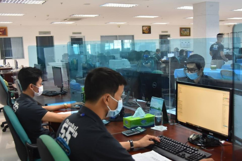 Nơi làm việc của người lao động được ngăn bằng các vách kính. Ảnh: Khôi Nguyễn