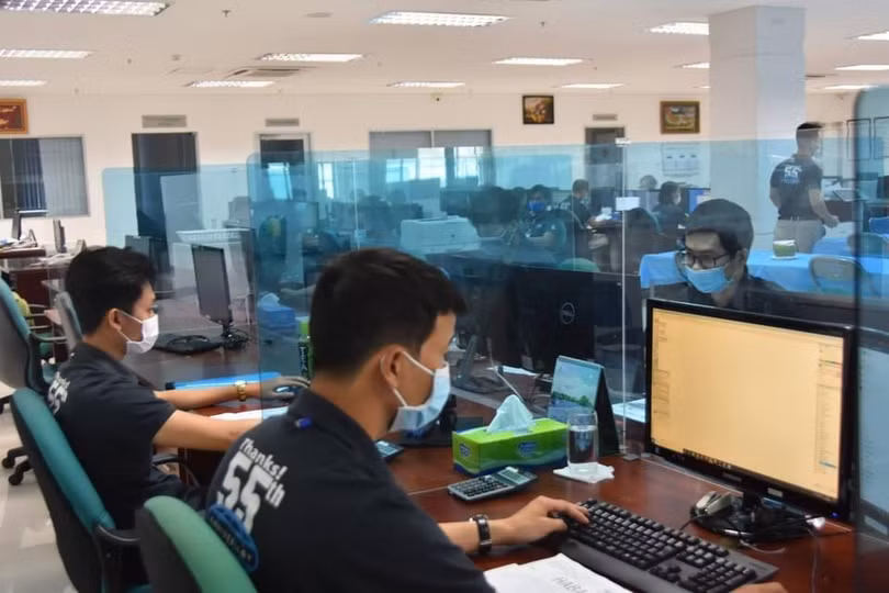 Nơi làm việc của người lao động được ngăn bằng các vách kính. Ảnh: Khôi Nguyễn Nơi làm việc của người lao động được ngăn bằng các vách kính. Ảnh: Khôi Nguyễn