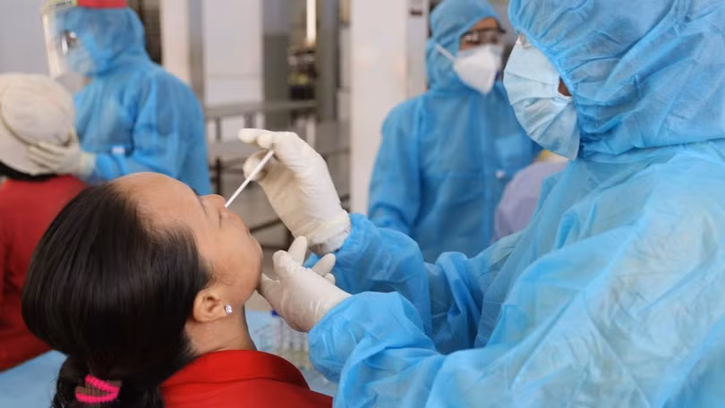 Lấy mẫu xét nghiệm COVID-19. Ảnh: HCDC