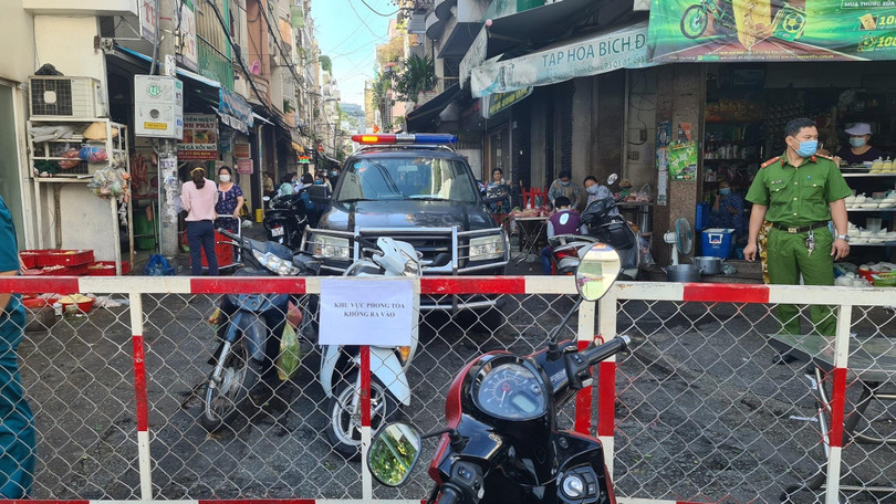 Lực lượng chức năng đang phong tỏa 1 con hẻm tại đường Nguyễn Đình Chiểu, quận 3 - nơi ca nhiễm sinh sống, buôn bán. Ảnh: HCDC