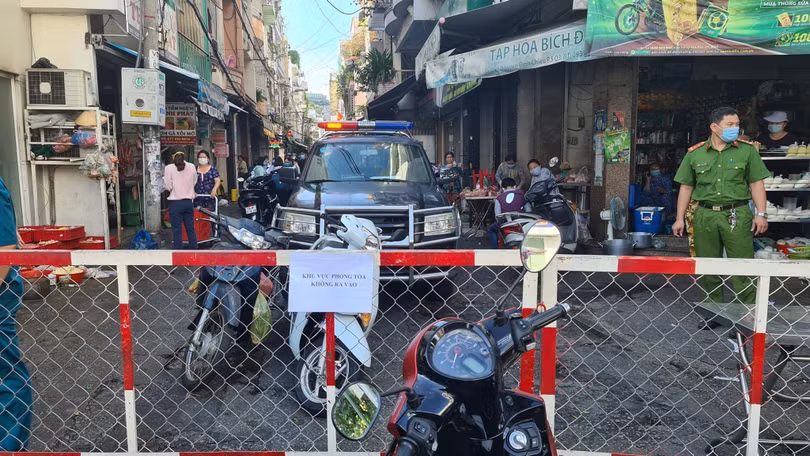 Lực lượng chức năng đang phong tỏa 1 con hẻm tại đường Nguyễn Đình Chiểu, quận 3 - nơi ca nhiễm sinh sống, buôn bán. Ảnh: HCDC