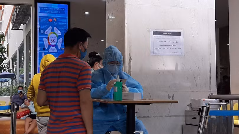 Kiểm soát y tế tại BV. Ảnh: Nguyễn Trăm