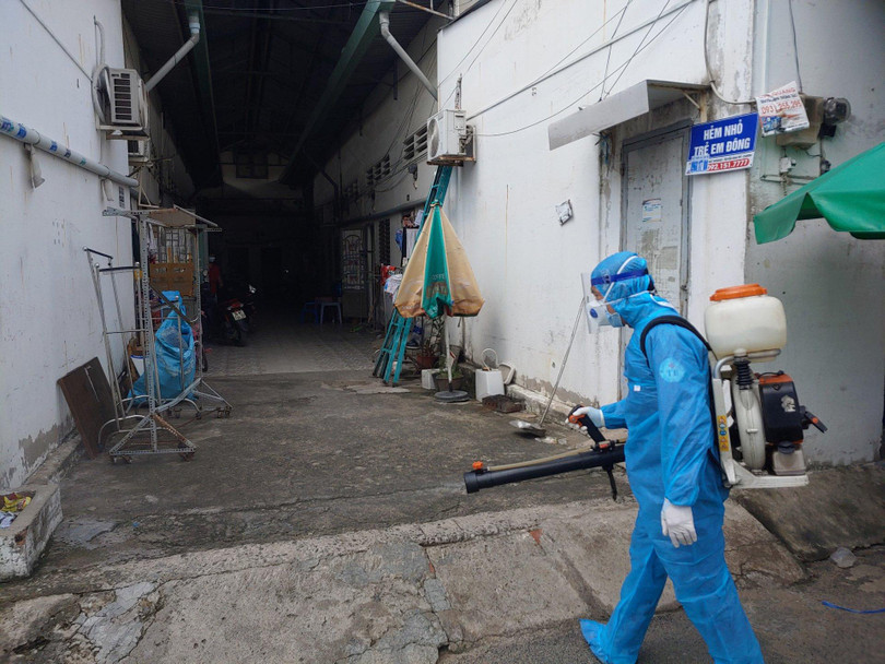 Khử khuẩn tại nơi có ca nghi nhiễm - Ảnh: HCDC Khử khuẩn tại nơi có ca nghi nhiễm - Ảnh: HCDC