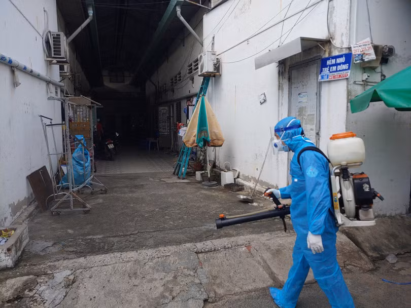 Khử khuẩn tại nơi có ca nghi nhiễm - Ảnh: HCDC