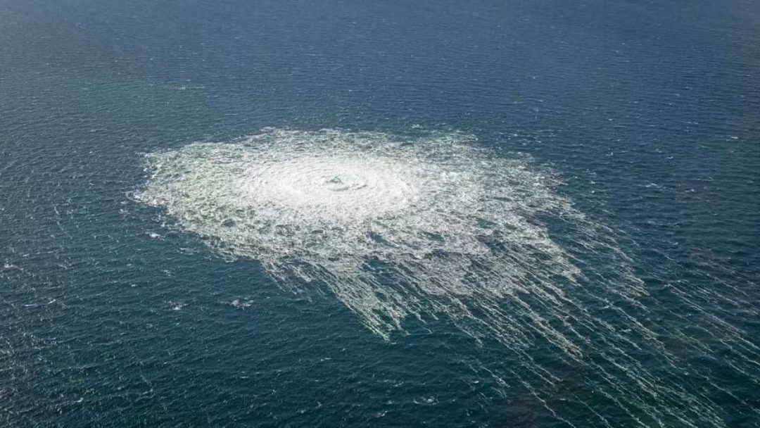 Vụ phá hoại đường ống dẫn khí Nord Stream được dẫn ra làm ví dụ về tính dễ bị tổn thương của cơ sở hạ tầng dưới nước. Ảnh: Reuters.
