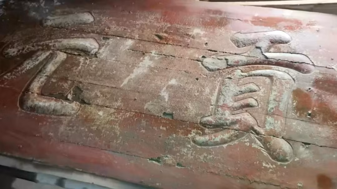 Một người đàn ông ở An Huy đã có một phát hiện gây sốc: chiếc bàn ăn cũ của gia đình ông thực chất là một tấm biển vinh danh thời nhà Thanh được cải tạo lại. Ảnh: Douyin.