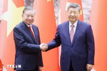 Tổng Bí thư, Chủ tịch nước Tô Lâm và Tổng Bí thư, Chủ tịch nước Tập Cận Bình tại cuộc chứng kiến Lễ ký các văn kiện hợp tác giữa hai nước. (Ảnh: Thống Nhất/TTXVN)