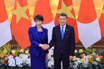 Thủ tướng Lê Minh Hưng và Thủ tướng Takaichi Sanae duyệt Đội Danh dự Quân đội nhân dân Việt Nam. Ảnh: VGP/Nhật Bắc.