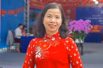 Cử tri Phạm Thị Khánh, Tổ dân phố số 4 bỏ phiếu tại khu vực bỏ phiếu số 3 xã Bình Minh, TP Hà Nội sáng 15/3. Ảnh: Xuân Lực