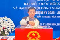 Cán bộ tổ bầu cử ở Hà Nội giúp cụ bà di chuyển sau khi bỏ phiếu. 