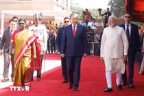 Tổng thống Droupadi Murmu và Thủ tướng Narendra Modi đồng chủ trì Lễ đón trọng thể Tổng Bí thư, Chủ tịch nước Tô Lâm thăm cấp Nhà nước tới Cộng hòa Ấn Độ. Ảnh: Thống Nhất/TTXVN.