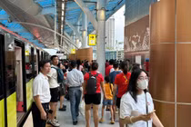 Ngày càng nhiều người lựa chọn tàu điện là phương tiện đi lại hàng ngày.