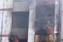 Chung cư tại Nghệ An bốc cháy dữ dội, thiêu rụi tài sản